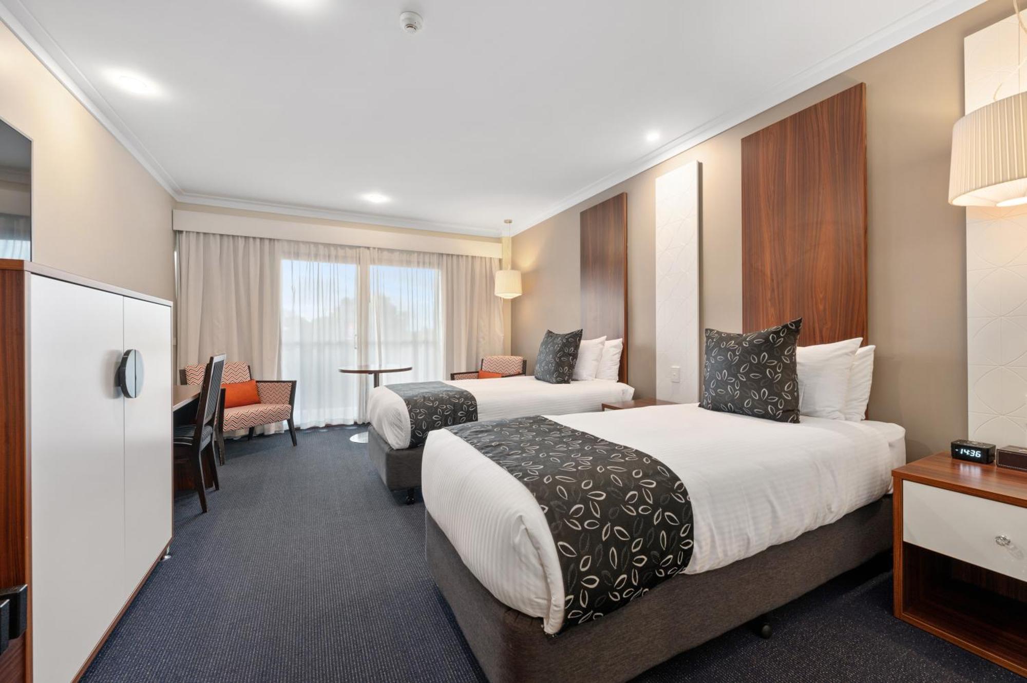 Quality Hotel Taylors Lakes Exterior photo