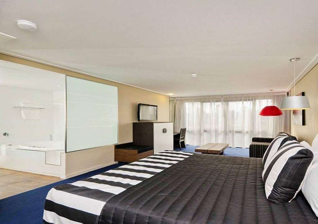 Quality Hotel Taylors Lakes Room photo